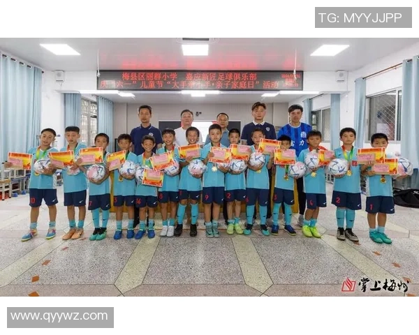 足球明星与儿子同场竞技温馨瞬间尽显亲子情深的踢球视频