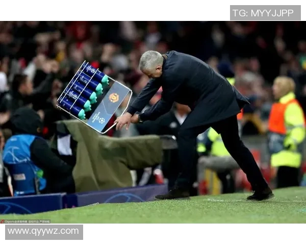 球迷疯狂冲入赛场抢C罗球衣引发欧冠比赛混乱一幕